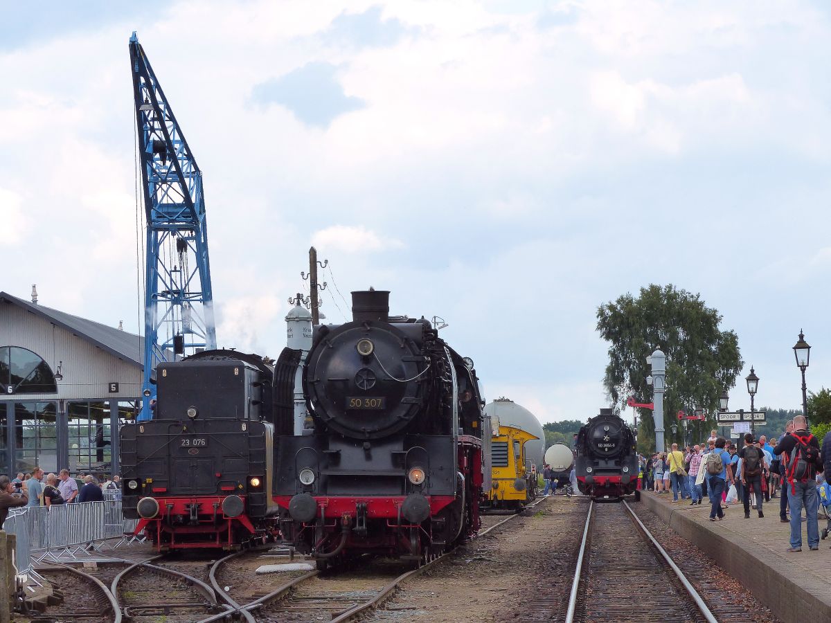 
Dampfloks 23 076 und 50 307 der VSM (veluwse Stoomtrein Maatschappij) Bahnhof Beekbergen 03-09-2017.

Museumlocomotieven 23 076 en 50307 van de VSM (veluwse Stoomtrein Maatschappij) station Beekbergen 03-09-2017.
