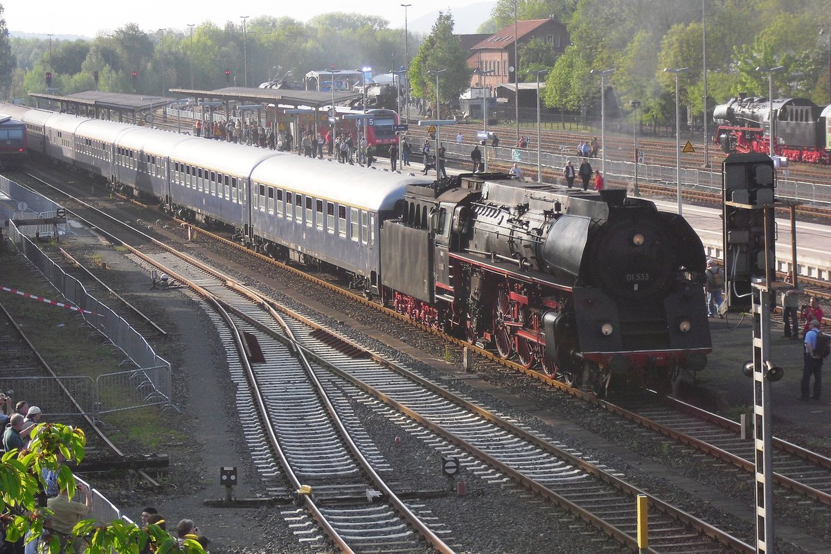 Dampfpendelzug für die Schiefe Ebene steht mit 01 533 in Neuenmarkt-Wirsberg während das 175-Jahresjubiläum von Eisenbahnen in Deutschland, 23 Mai 2010. 