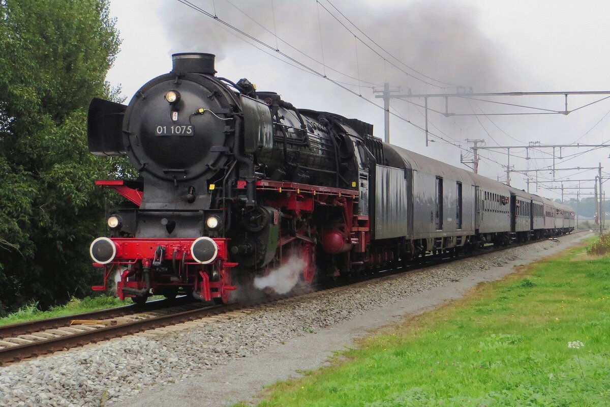 Dampfsonderzug mit SSNs 01 1075 durchfahrt Niftrik am 26 September 2021.