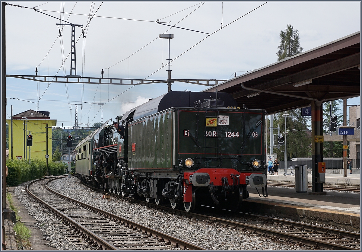 Dampftag Lyss 2018: Am 24 Juni begegneten sich die 01 202 und die 141 R 1244 beim Verkehrshaus der Schweiz in Luzern. Und beim  Dampftag Lyss 2018  htte es erneut zu einer Begegnung der beiden grossen Dampfloks kommen sollen, doch leider wurde wegen Brandgefahr der 01 202 die Ausreise verweigert. Bei der l gefeuerten SNCF 141 R 1244 bestand keine Gefahr von Funkenflug und somit auch keine Brandgefahr, weshalb die Lok nicht auf die Fahrt nach Lyss verzichten musste, doch zu meinem Verdruss kam sie mit dem Tender voraus in Lyss an. 
11. August 2018