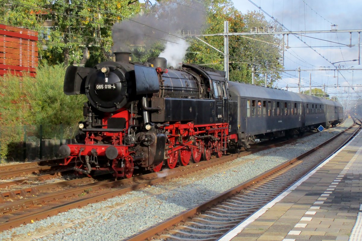 Dampfzug mit 065 018 treft am 7 Oktober 2018 in Gouda ein.