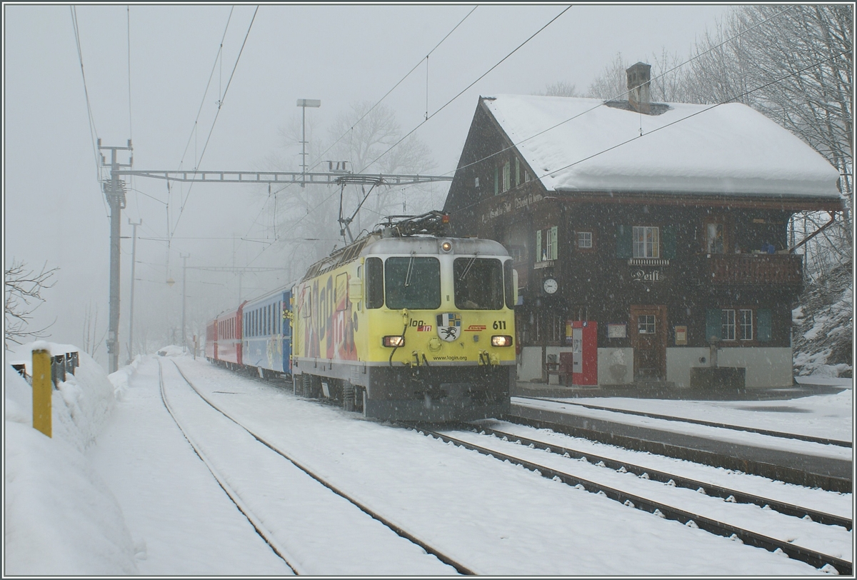 Dank der  Login  RhB Ge 4/4 II 611 ergab sich ein äusserst bunter Arosabahnzug. 
Peist, den 3. März 2009