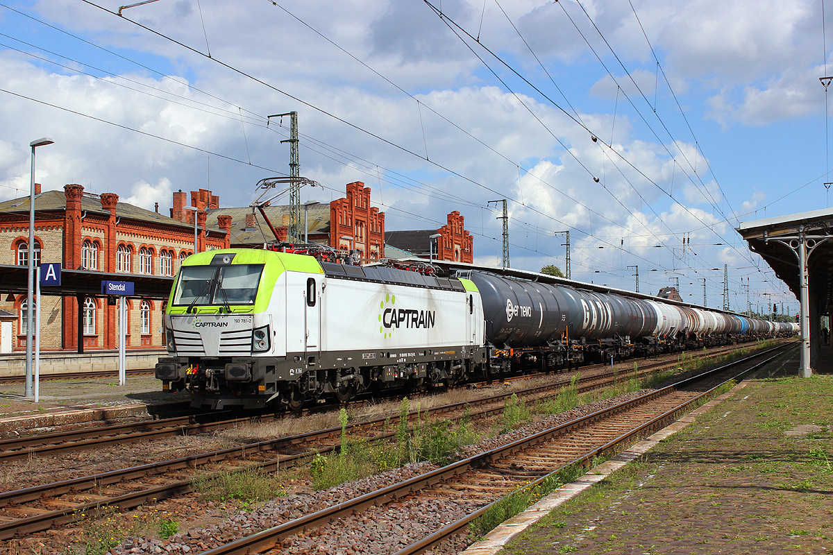 Dann fuhr der Zug weiter auf das Hauptgleis, mußte vor der Weiterfahrt in Richtung Salzwedel aber noch einen entgegenkommenden IRE abwarten, 20.08.2016.