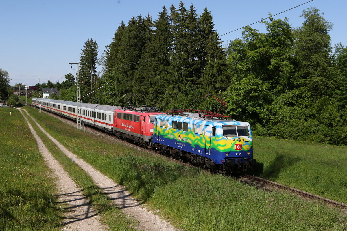 DAS 15.000 BILD zeigt 111 074 und 111 067 mit dem  IC Knigssee  auf dem Weg nach Berchtesgaden. Aufgenommen am 19. Mai 2025 bei Hammerau.