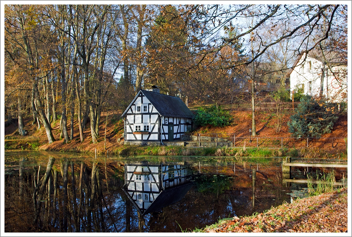 Das alte Backhaus (Backes) am Pfarrteich in Freudenberg-Oberholzklau, Kreis Siegen-Wittgenstein, am 16.11.2013.