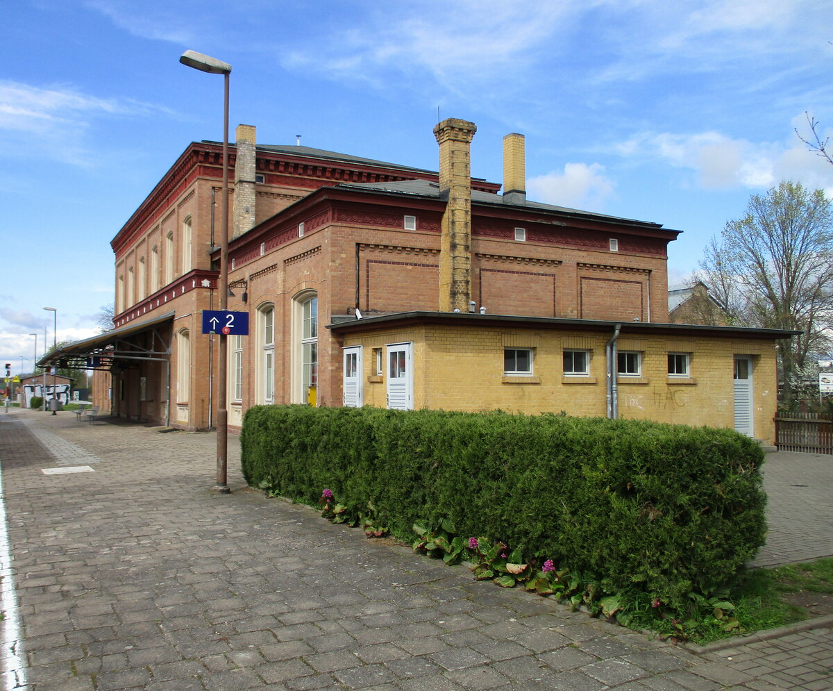 Das Bahnhofsgebäude von Klostermansfeld am 24.April 2023.