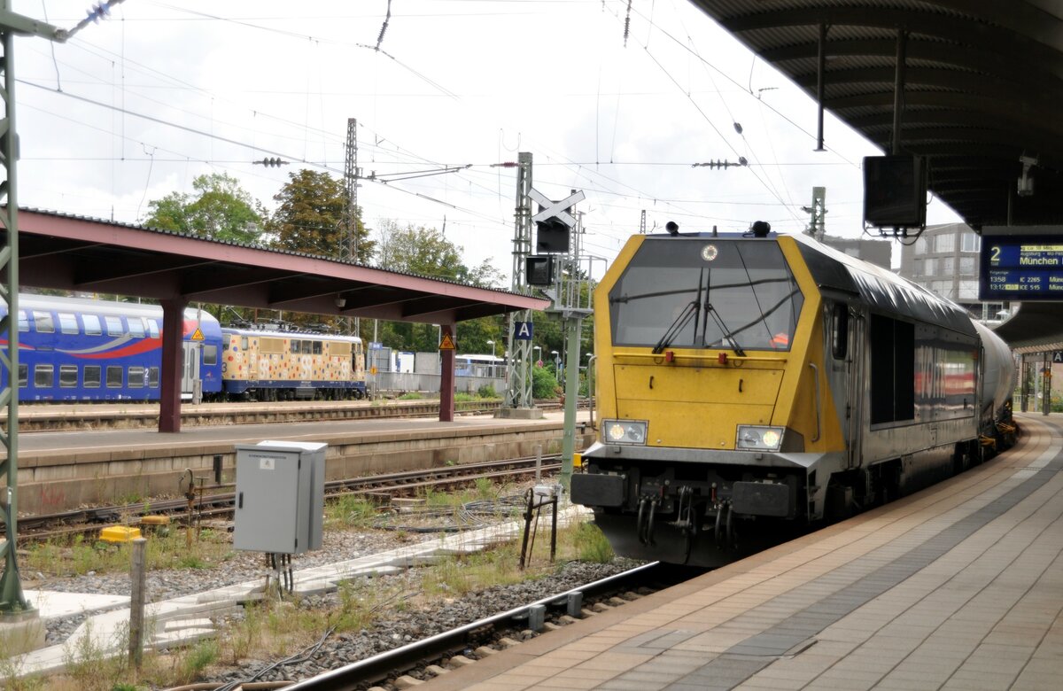 Das besondere Zusammentreffen:  Voith Maxima CC 40 und 111 223-4 (91 80 6 111 223-4 D-ZUG) mit dem Entlastungszug Ulm - München in Ulm am 20.08.2022.