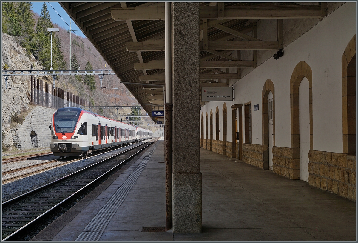 Das Bild gibt einen interessanten Eindruck des Bahnhofs von Vallorbe und zeigt auch drei Flirts die gegen Nachmittag/Abend zur Verstärkung der nach Aigle fahrenden S 2 gebraucht werden. 

24. März 2022