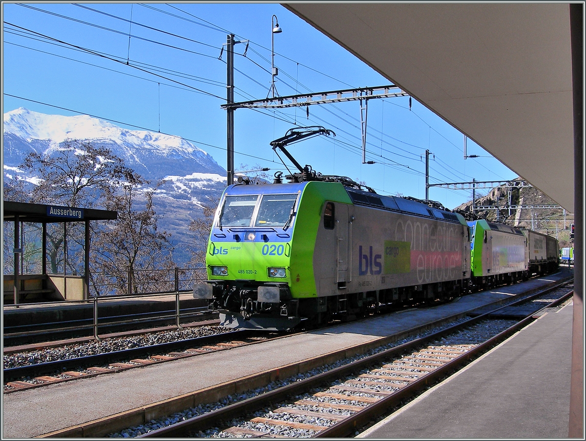 Das Bild der zwei vorbeifahrenden BLS Re 485 vermittet eine wage Ahnung, weshalb der Ort Ausserberg heisst.
16.03.2007