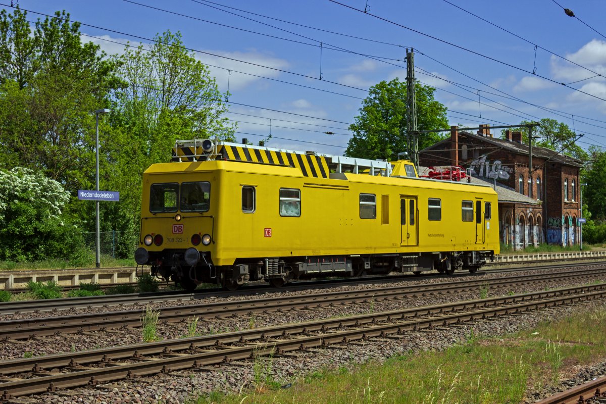 Das Design der Oberleitungsrevisionstriebwagen (ORT) der Baureihe 708.3 l�sst sich am Besten als  Container auf R�dern  beschreiben. Am 17.05.23 ist 708 323 in Niederndodeleben unterwegs in Richtung Braunschweig.