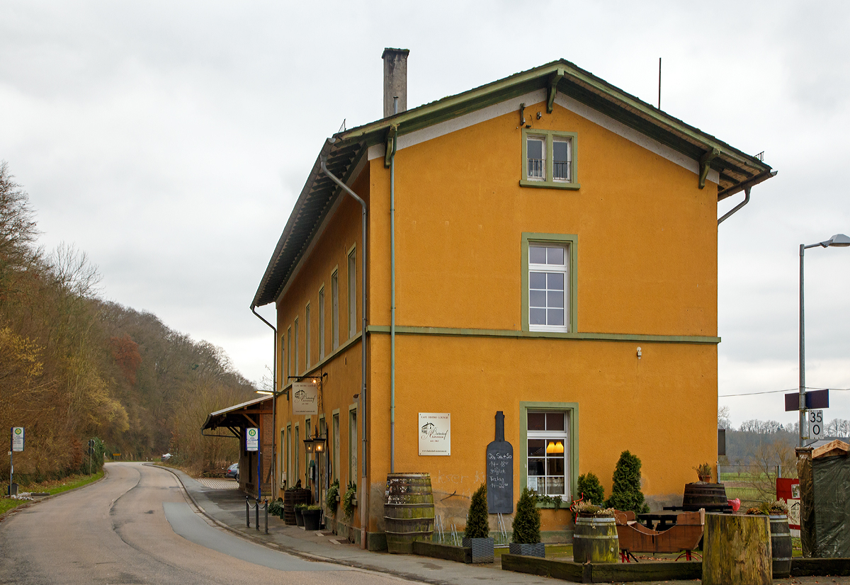 
Das ehem. Empfangsgebäude vom Bahnhof Aumenau von der Straßenseite am 13.01.2018. 
Der Bahnhof Aumenau liegt bei km 35,0 an der Lahntalbahn (KBS 625). Er befindet sich gegenüber der Ortschaft Aumenau am Ufer der Lahn. 