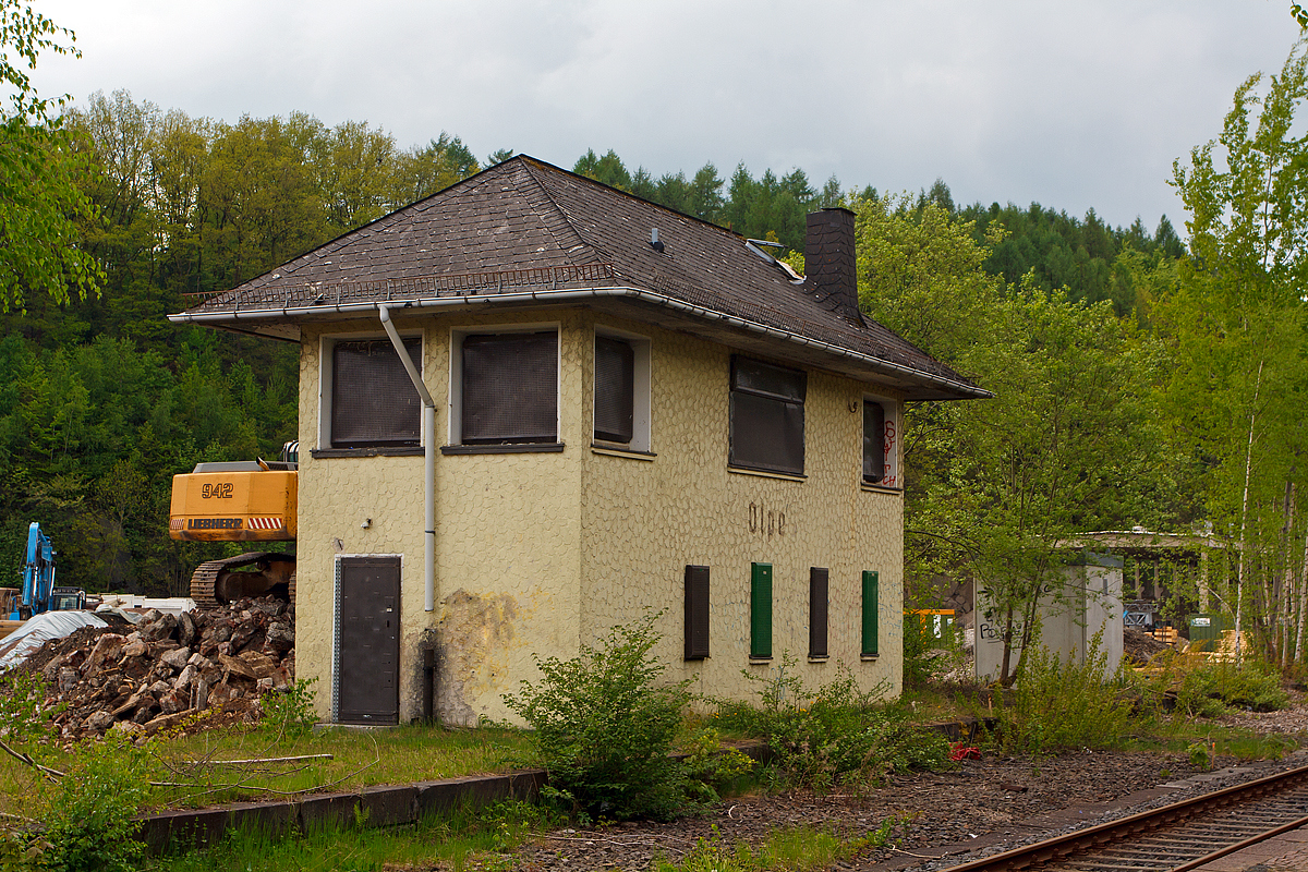 
Das ehemalige Stellwerk Olpe beim Bahnhof, an der KBS 442  Biggetalbahn  (Finnentrop - Olpe - (Freudenberg)) am 12.05.2013. Seit der Stilllegung der Strecke nach Freudenberg im Jahre 1983 wurde es nicht mehr benötigt. Es soll wohl abgerissen werden.  Um das Bahnhofsareal wird zurzeit noch viel gebaut.