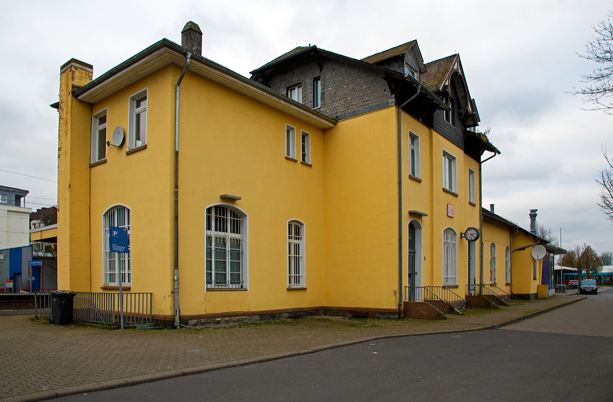 
Das Empfangsgebäude vom Bahnhof Idstein (Taunus) von der Straßenseite am 13.01.2018. Der Bahnhof Bad Camberg liegt bei km 39,7 an der Main-Lahn-Bahn (KBS 627).