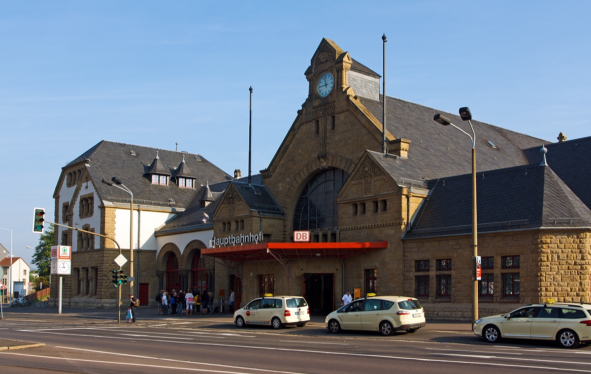 Das Empfangsgebude vom Hauptbahnhof Eisennach am 24.08.2013, von der Straenseite.