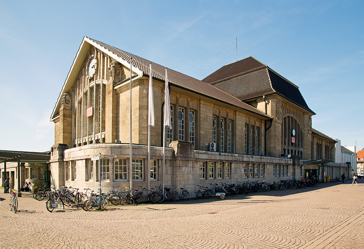 
Das Empfangsgebäude (Südost-Ansicht) vom Hauptbahnhof Darmstadt am 07.04.2018. 

Der Darmstädter Hauptbahnhof befindet sich in der Weststadt von Darmstadt und ist einer der größten Bahnhöfe im Personenfernverkehr der Deutschen Bahn in Hessen. Die Bahnanlage mit dem Empfangsgebäude, das Gestaltungselemente des Jugendstils hat, wurde 1912 eröffnet. 