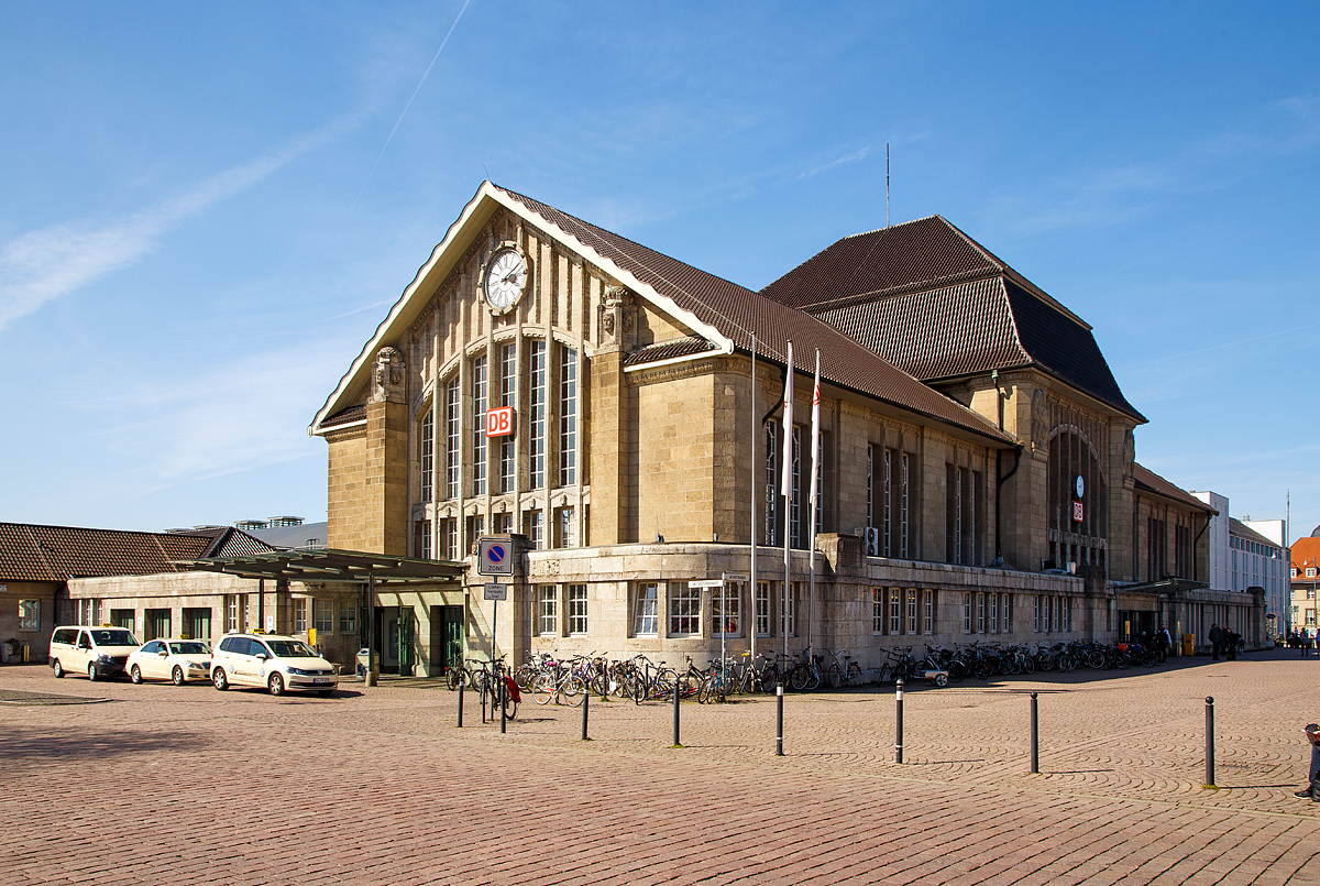 
Das Empfangsgebäude (Südost-Ansicht) vom Hauptbahnhof Darmstadt am 07.04.2018. 

Der Darmstädter Hauptbahnhof befindet sich in der Weststadt von Darmstadt und ist einer der größten Bahnhöfe im Personenfernverkehr der Deutschen Bahn in Hessen. Die Bahnanlage mit dem Empfangsgebäude, das Gestaltungselemente des Jugendstils hat, wurde 1912 eröffnet. 