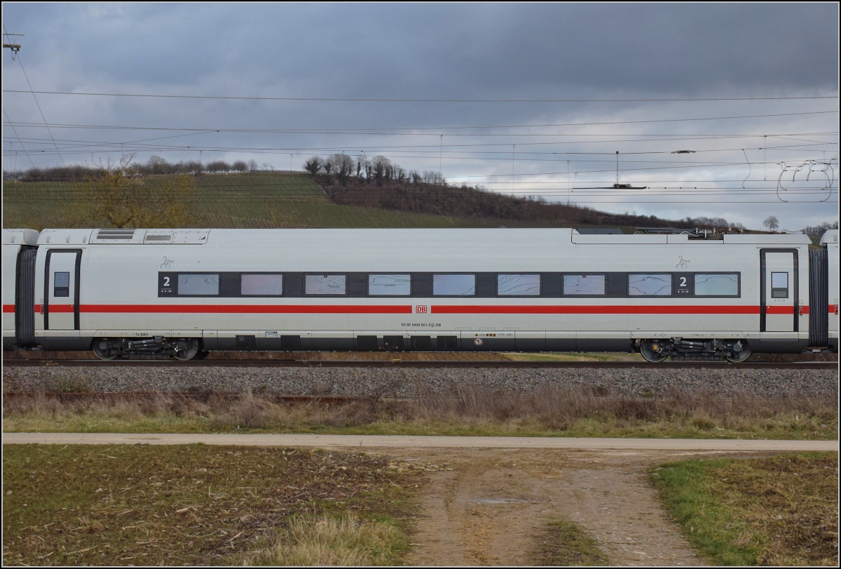 Das erste Exemplar der BR 408 als Überraschungsgast in Schliengen.

Wagen 93 80 5 408 601-3 D-DB von Tfz 8001. Januar 2022.