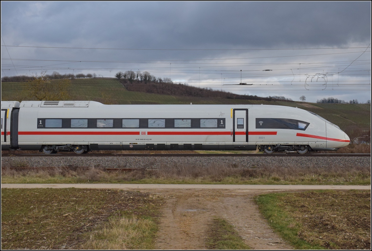 Das erste Exemplar der BR 408 als Überraschungsgast in Schliengen.

Der vordere Endwagen 93 80 5 408 001-6 D-DB von Tfz 8001. Januar 2022.