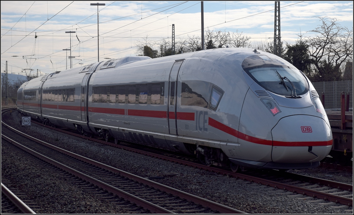 Das erste Exemplar der BR 408 Efringen-Kirchen. 

Tfz 8001 wurde leider von einem dort ebenso geparkten Güterzug in den Schatten gestellt. Januar 2022.