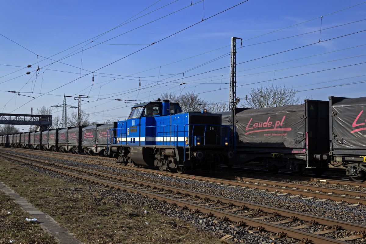 Das Fahrgestell dieser Lok ist 60 Jahre alt: Nachdem 214 015 im ersten Leben als 212 259 bei der Bundesbahn und der DB AG im Einsatz war, ist die modernisierte Variante der Lok heute f�r Spitzke in der Baustellenlogistik t�tig. Als Leerfahrt kam die Lok am 10.03.25 durch Saarmund.