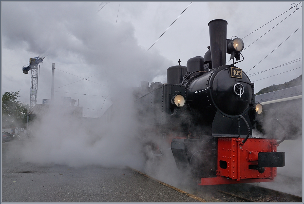 Das garstige und vor allem kühle Wetter sorgte für eine prächtige Dampfentwicklung bei der Blonay-Chamby G 2x 2/2 105, hier beim Rangieren in Blonay.

26. Sept. 2020
