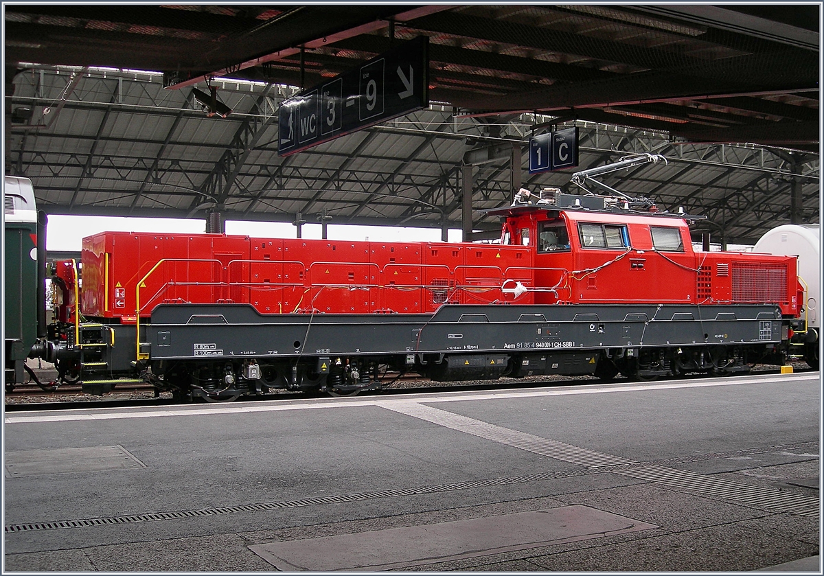 Das  Gefährt  an vierter Stelle im sonderbaren Zug entpuppte sich als Aem 940 001 (UIC 9185 4 940 001-1 CH SBBI) auf Testfahrt.
Lausanne, den 16. Mai 2018