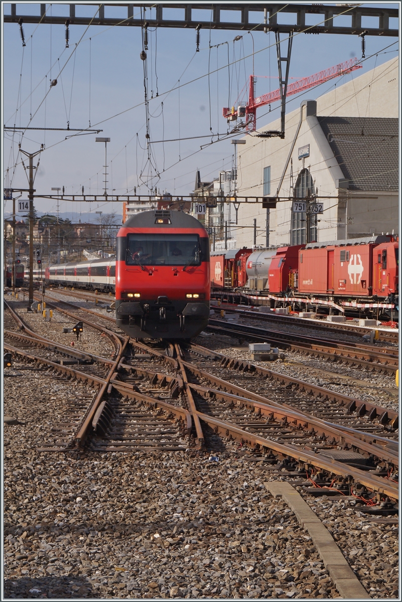 Das gleiche Bild in einem anderen Format, zeigt das der Zug wohl kommt, aber in keinster Weise dem Fotografen gefährden könnte. 
Der Fotostandpunkt befindet sich auf dem verlängerten Bahnsteig, einer Massnahme welcher die Gleisverbindung zum Gleis vier zum Opfer gefallen ist.

19. Februar 2021