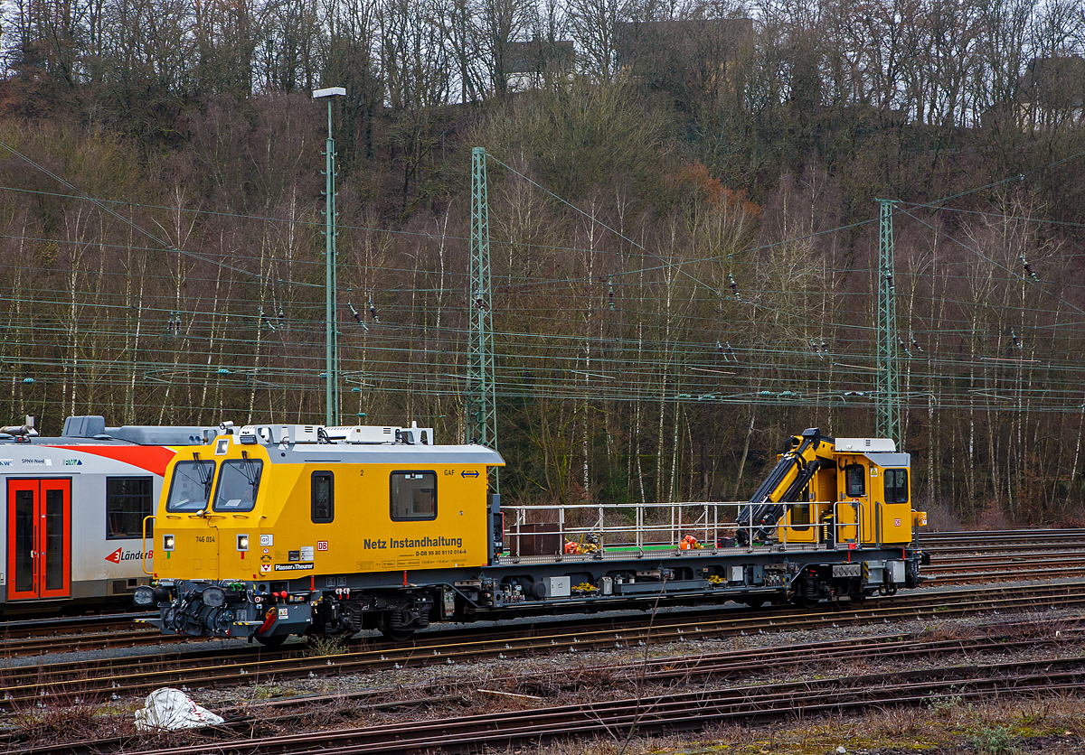 Das Gleisarbeitsfahrzeug „Hummel“ 746 014 (99 80 9110 014-4 D-DB), ein neues Plasser & Theurer GAF (MISS-Plattform) der DB Netz AG (Netz Instandhaltung) ist am 18.01.2022 im Rbf Betzdorf (Sieg). Es kam wohl ber die Hellertalbahn aus Richtung Herdorf und bevor es ber die Siegstrecke in Richtung Siegen weiterfahren kann, muss es erst den planmigen Personenverkehr abwarten. 

Das Gleisarbeitsfahrzeug (GAF) wurde 2019 von Plasser & Theurer in Linz (sterreich) unter der Fabriknummer 6702 gebaut.

Der Maschinenpool der DB Netz AG wird derzeit im Bereich der Gleisarbeitsfahrzeuge (GAF) umfangreich modernisiert. Neue Baureihen, neue Fahrzeugtypen und neue Mglichkeiten auf Basis der MISS-Plattform, von der sukzessive immer mehr Typen in Betrieb gehen. Aktuell sind 28 Fahrzeuge der neuen Baureihe 746.0 ausgeliefert. Sie sind fr eine ganze Palette unterschiedlicher Einstze an der Strecke vorgesehen und untereinander dennoch weitestgehend gleich.

Vorab waren bereits zwischen August und November 2017 drei hnliche Gleisarbeitsfahrzeuge (Baureihen 747.0 und 747.1) in Betrieb genommen worden, die schon lnger bereits an ihren Einsatzstellen Leipzig, Hamburg und Murnau (Karwendelbahn) im Einsatz sind. Die 23 m langen Gleisarbeitsfahrzeuge der BR 746.0 ersetzen jeweils einen lteren Gleiskraftwagen unterschiedlicher Bauart samt Anhnger. 

Zur MISS-Plattform gehren im Maschinenpool der DB Netz AG unterschiedliche Fahrzeuge, die nach gleichen Grundstzen konstruiert sind und eine erkennbare „Familienhnlichkeit“ haben. Die neuen Gleisarbeitsfahrzeuge der BR 746.0 sind von etwas leichterer Bauart, aber wiederum fr ein ganzes Bndel von Aufgaben vorgesehen. Die Fahrzeuge der MISS-Plattform werden ausschlielich fr die DB Netz AG gefertigt.

Die GAF der BR 746.0 verfgen ber vielfltig nutzbare, besonders groe Ladeplattformen. Selbst Weichenteile finden hier Platz. Langmaterial wie Schienen bis 20 m Stcklnge knnen zudem seitlich im Rahmen auf speziellen Auflagern mitgefhrt werden. Alle Fahrzeuge dieser Baureihe lassen sich bei Bedarf untereinander in Doppeltraktion einsetzen. Angehngte Wagen (gebremst) knnen bis zu einem
Gesamtgewicht von 80 t mitgefhrt werden, technisch mglich sind sogar bis zu 480 t. Der maximale Tankvorrat an Diesel ermglicht 1.000 km Fahrstrecke oder zirka 49 Stunden ununterbrochenen Arbeitseinsatz.

Unterflurantrieb im Rahmen:
Die klimatisierte, helle und elastisch gelagerte Kabine am Wagenende 2 der Gleisarbeitsfahrzeuge der BR 746.0 und die Drehkrankabine im bekannten, 2014 eingefhrten, Design der MISS-Plattform bieten in Summe Platz fr 11 Mitarbeiter (inklusive Triebfahrzeugfhrer). Die Kabinen sind die bislang kompaktesten aller MISS-Fahrzeuge, sie weisen dennoch im Sozialtrakt den vollen Funktionsumfang von Aufenthaltsbereich bis Bordtoilette auf. Die krzer gebaute Kabine hat zur Folge, dass Antriebsaggregate vollstndig in den Rahmen verlagert werden mussten. Eine Lngsseite ist nun, kaum sichtbar, von
den erforderlichen Lftern dominiert, whrend der Dieselmotor nahe dem Triebdrehgestell in Rahmenmitte ruht. Obwohl damit die Einhausung des Dieselmotors und seiner Lfter im Aufbau entfllt, ist der Motor leise und das Fahrzeug erfllt alle Anforderungen der europischen TSI Noise (Technische Spezifikation Interoperabilitt Lrm).

Der Achtzylinder-Motor von Deutz mit 480 kW Leistung, seine Abgasfhrung mit SCR-Katalysator (AdBlue) und Partikelfilter sowie die Schalldmpfer bilden eine weitgehend kompakte Einheit. Der hydrodynamische Antrieb stammt von der Firma Voith und ist fr alle MISS einheitlich, was wiederum der Ersatzteilbevorratung ntzt. Ebenfalls unterflur sind im Rahmen mehrere Werkzeugkisten untergebracht, eine davon ist direkt von der Ladeplattform aus durch eine Bodenklappe zugnglich.

Alle Gleisarbeitsfahrzeuge der BR 746.0 sind fr Schneerumtechnik vorbereitet. Das Gleisarbeitsfahrzeug der BR 747.0 (Karwendelbahn) ist mit Frse (nur Wagenende 2), Pflugschar oder einem rotierendem Besen und optional zustzlich mit einer speziellen Kahlbacher-Frse am Palfinger-Kran aufrstbar. Das erforderliche Gegengewicht fr den Kran am Wagenende 1 wird von einer bei allen MISS Arbeitsfahrzeugen einheitlichen Kabine gebildet. Sie bietet dem Triebfahrzeugfhrer und dem Lotsen fr die Fahrt Streckensicht und zugleich bei Kraneinstzen einen Witterungsschutz. Unabhngig davon lsst sich der Kran selbstverstndlich auch per Funk fernsteuern. Absttzungen sind beim Kraneinsatz nicht erforderlich. Das ist nicht nur eine Erleichterung fr die Arbeit des eingesetzten Personals, die Krane sind so auch schneller und flexibler.

Ausrstungen fr verschiedene Einsatzprofile:
Alle Fahrzeuge der BR 746.0 werden mit den entsprechenden Vorrichtungen fr den Anbau von Winterdienstgerten wie Pflugschar, rotierendem Besen oder Frsschleuder vorbereitet und betrieblich zugelassen. Am Kran ist auer dem Lasthaken auch Zweischalen- oder Holzgreifer montierbar, ebenso alternativ ein Arbeitskorb. Fr spezielle Einstze fhrt der Kran dieser Baureihe je nach Anforderung auch Forstmulcher oder Astsge. So sind diese Fahrzeuge auch fr vorbeugende Vegetationsarbeiten einsetzbar.

Fr entsprechende, sichere Ablagemglichkeiten der Zusatzgerte auf der Plattform ist gesorgt. Die Ladeplattform selbst ist dabei an ihren Lngsseiten auen von in Lngsrichtung klappbaren Gelndern begrenzt. Fr den Aufstieg sind separate, beleuchtete Treppen vorgesehen, diese haben eine zustzlich abklappbare unterste Stufe fr mehr Komfort und Sicherheit.

Neben der Fahrbahninspektion und -instandhaltung soll das moderne Gleisarbeitsfahrzeug auch bei der Vegetationspflege im Einsatz sein.

TECHNISCHE DATEN:
Art: dieselhydraulisches, selbstfahrendes Arbeitsfahrzeug
Hersteller: Plasser & Theurer
Spurweite: 1.435 mm
Achsfolge: B’B’
Lnge ber Puffer: 23.000 mm
Drehzapfenabstand:15.400 mm
Achsabstand in den Drehgestellen: 1.800 mm
Triebraddurchmesser: 920 mm (neu)
Hchstgeschwindigkeit (Hg): 100 km/h (Eigen und geschleppt)
Dieselmotor: Achtzylinder- Dieselmotor von Deutz
Motorleistung: 480 Kilowatt
Eigengewicht: 71 t
Kleinster befahrbarer Gleisbogen: R = 150 m
Zugel. Streckenklasse: B1 oder hher
Einsatz auf Steilstrecken: genehmigt
Bremse: 2 x E-GP-H mZ (K) C333 
Kran: PALFINGER PKR 29002C, max. Hubmoment 277,6 kNm (28,3 mt)
Zur Mitfahrt zugel. Personen: 11

Einsatzfelder und Funktionen:
1. Inspektion und Instandhaltung:
• Seitliche Schienenverladevorrichtung fr Transport von Schienenteilen bis 20 Meter Lnge
• Transport von Oberbaumaterialien bis zu einer Lnge von 13 Metern
• Transport von Werkzeugen Unterflur, Zugnglichkeit der Werkzeuge vom Gleisbereich aus mglich
• Kran-/ Arbeitskorbbetrieb fr Arbeiten ohne Absttzung (nicht alle Fahrzeuge sind mit Arbeitskorb ausgerstet)
• Schwellenfachgreifer fr Arbeiten am Oberbau (z.B. Wechsel von Einzelschwellen)
• Einsatz eines Anhngers der Baureihe 771.X (H27) als bauartkompatibles Fahrzeug, Fahrzeuge mit Regel-Zug- und Stoeinrichtung sind ebenfalls kuppelbar
• Transport von Anhngelasten bis zu 480 Tonnen mglich
• Befrderungsmglichkeit von bis zu 8 Mitarbeitern der Instandhaltung im Aufenthaltsraum
• WC an Bord
• Antennen-, Tragwerks- und Gleisfeldbeleuchtungsinspektion mit Hilfe des Arbeitskorbes mglich

2. Vegetationskontrolle / -beseitigung:
Am Fahrzeug knnen optional Anbauaggregate der Vegetationspflege angebracht werden, z. B. Mulcher, Ast- und Heckenschere, sowie Holzgreifer.