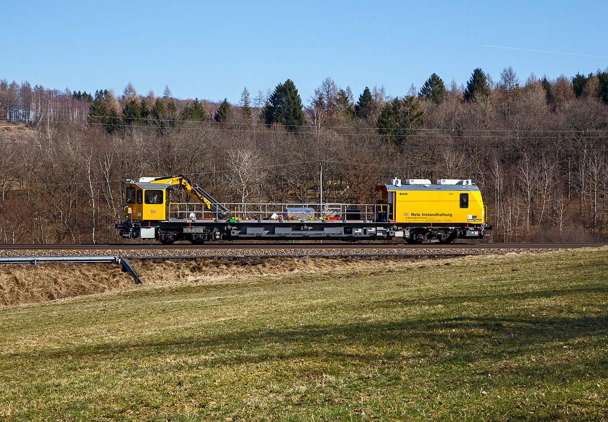 Das Gleisarbeitsfahrzeug „Hummel“ 746 014 (99 80 9110 014-4 D-DB), ein neues Plasser & Theurer GAF (auf MISS-Plattform) der DB Netz AG (Netz Instandhaltung) fährt am 10.03.2022 bei Rudersdorf (Kr. Siegen) über die Dillstrecke (KBS 445) in Richtung Siegen.

Das Gleisarbeitsfahrzeug (GAF) wurde 2019 von Plasser & Theurer in Linz (Österreich) unter der Fabriknummer 6702 gebaut.
