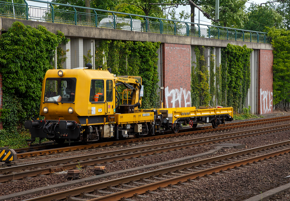Das Gleisarbeitsfahrzeug GAF 100 R/A (Schweres Nebenfahrzeug Nr. 97 17 52 023 18-5 (aktuell als 741 236 bez.) mit einem Gleiskraftwagenanhänger H27 beide von der DB Netz AG fährt am 16.06.2015 durch den Bahnhof Hamburg-Harburg in Richtung Hamburg.

Das GAF 100 R/A wurde 1998 von GBM (Gleisbaumechanik Brandenburg/H. GmbH) unter der Fabriknummer 62.1.197 gebaut.
