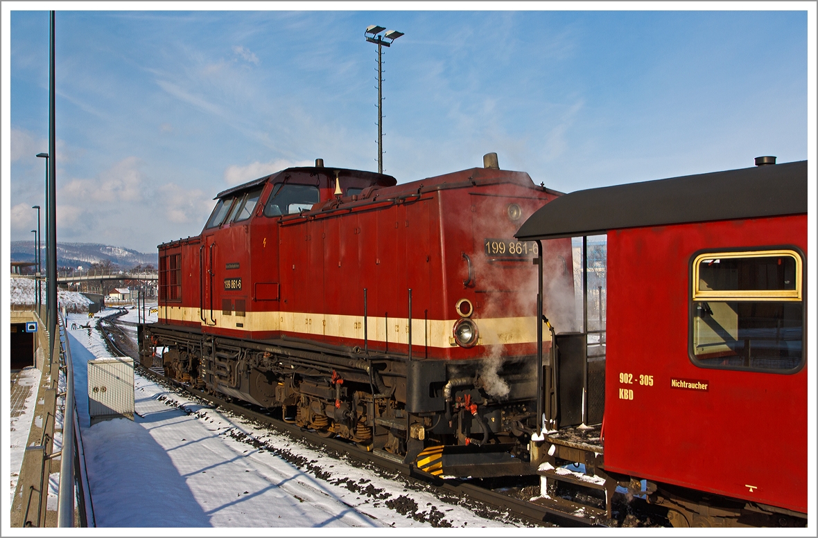 
Das  Harzkamel , die 1.000 mm Diesellok 199 861-6 der HSB (Harzer Schmalspurbahnen), ex DR 110 861-2, ex DR 299 110-7, hier am 23.03.2013 im beim rangieren eines Zuges im Bahnhof Wernigerode.

Die Lok wurde als normalspurige V 100.1 im Jahre 1976 bei LEW  Hans Beimler  in  Hennigsdorf unter der Fabriknummer 15379 für die DR gebaut. 1990 erfolgte der Umbau in DR 199 861-6 dabei bekam die B'B'-Lok nun neue 3 achsige Drehgestelle in 1.000 mm Spurweite, 1992 wurde sie dann in DR 299 110-7 umbezeichnet, als sie 1993 von der HSB übernommen wurde, bekam sie wieder die Bezeichnung 199 861-6.

Technische Daten:
Achsfolge: C´C´
Spurweite: 1.000 mm (Meterspur) 
Länge über Puffer: 14.240 mm
Motor: 12-Zylinder-4 Takt-Diesel-V-Motor mit Abgasturbolader und Ladeluftkühler
Leistung: 883 KW / 1200 PS
Getriebe: 3-Wandler Strömungsgetriebe
Höchstgeschwindigkeit: 50 km/h (Vor- und Rückwärts)
Dienstgewicht: 66,0 t
Achslast: 10,7 t

Mehr Informationen zu dieser Lokbaureihe habe ich unter:
http://www.bahnbilder.de/bild/deutschland~dieselloks~br-1998-hsb/674431/zwei-rote-kamele-auch-harz-kamele-genannt.html
zusammengetragen.