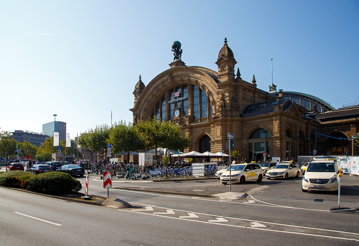 Das Hauptportal (Mittelstück) vom Hauptbahnhof Frankfurt am Main am 05.09.2021. Das Mittelstück im Neorenaissance Stil, ist noch aus dem Eröffnungsjahr von 1888. 