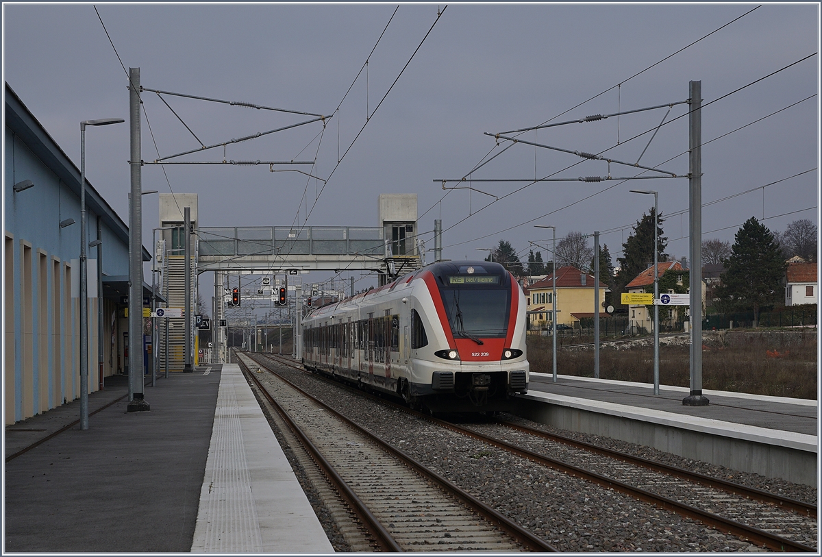 Das Jahr 2018 brachte die Eröffnung, bzw. Wiedereröffnung zweier internationalen Strecken: 
am 7. Jan 2018 Stabio - Varese (FMV) und am 9. Dez. 2018 die Strecke Delle - Belfort. 

Der SBB RABe 522 209 im neu gestalteten Bahnhof von Delle als RE nach Biel/Bienne.


15. Dez. 2018