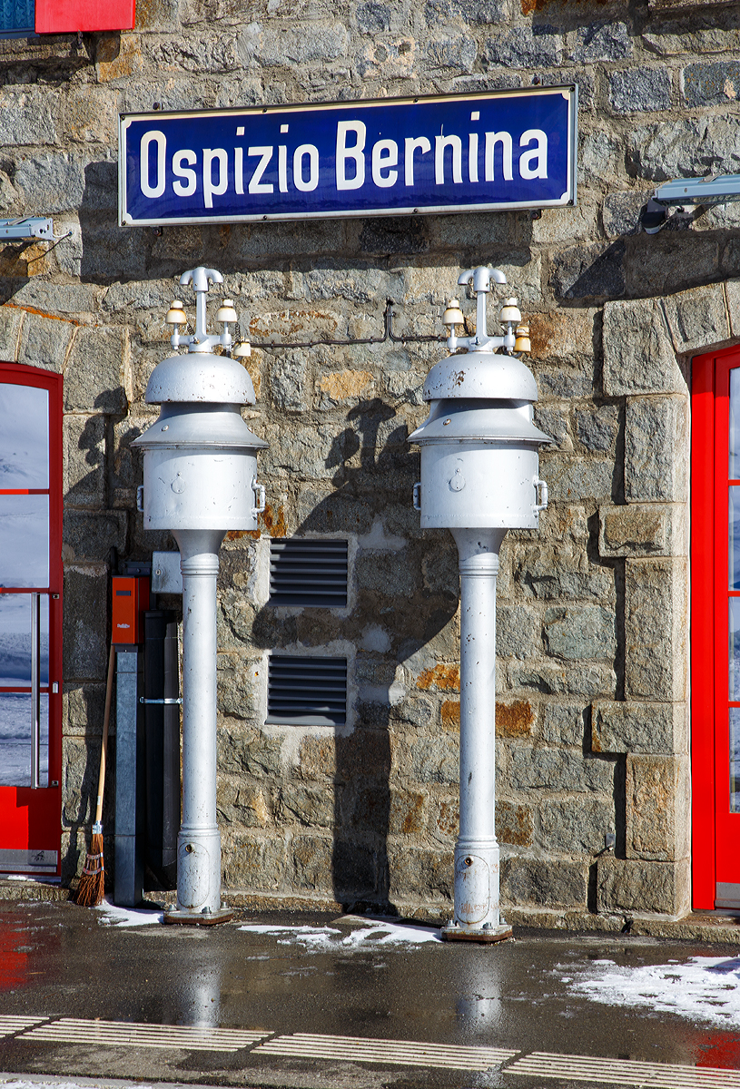 Das Läutewerk der Station Ospizio Bernina ist noch heute in Betrieb, es kündigt das ankommen der Züge an (18.02.2017).