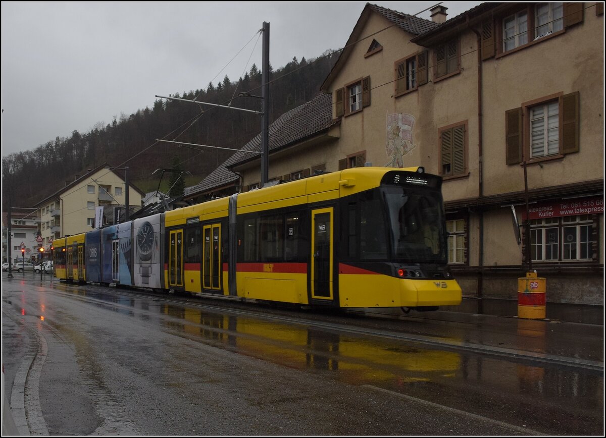 Das neue Waldenburgerli.

Ein wenig anachonistisch wirkt die Bahn auch in Oberdorf. Dezember 2022.