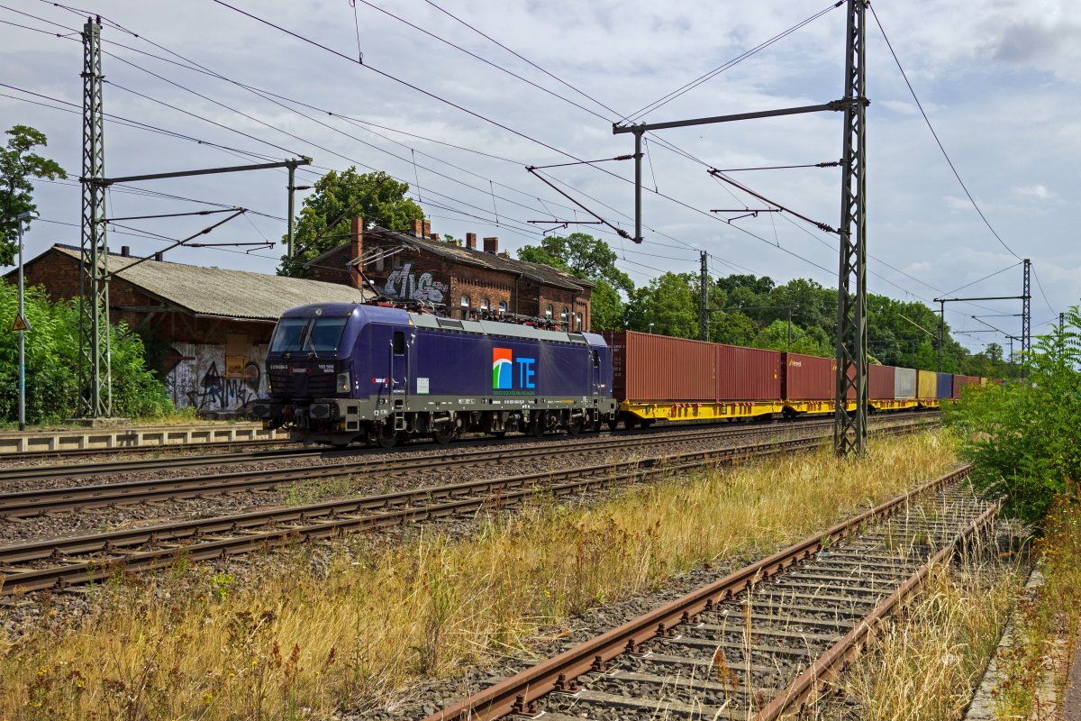 Das polnische Unternehmen Industrial Division aus Wroclaw setzt zahlreiche Vectron-Lokomotiven vor interntionalen G�terz�gen ein. Am 21.07.22 fuhr 5 370 036 westw�rts durch Niederndodeleben. Da die deutsche LZB die polnische Nummer nicht verarbeiten kann, tr�gt die Lok zus�tzlich eine LZB-Nummer nach deutschem Muster, n�mlich 193 566.