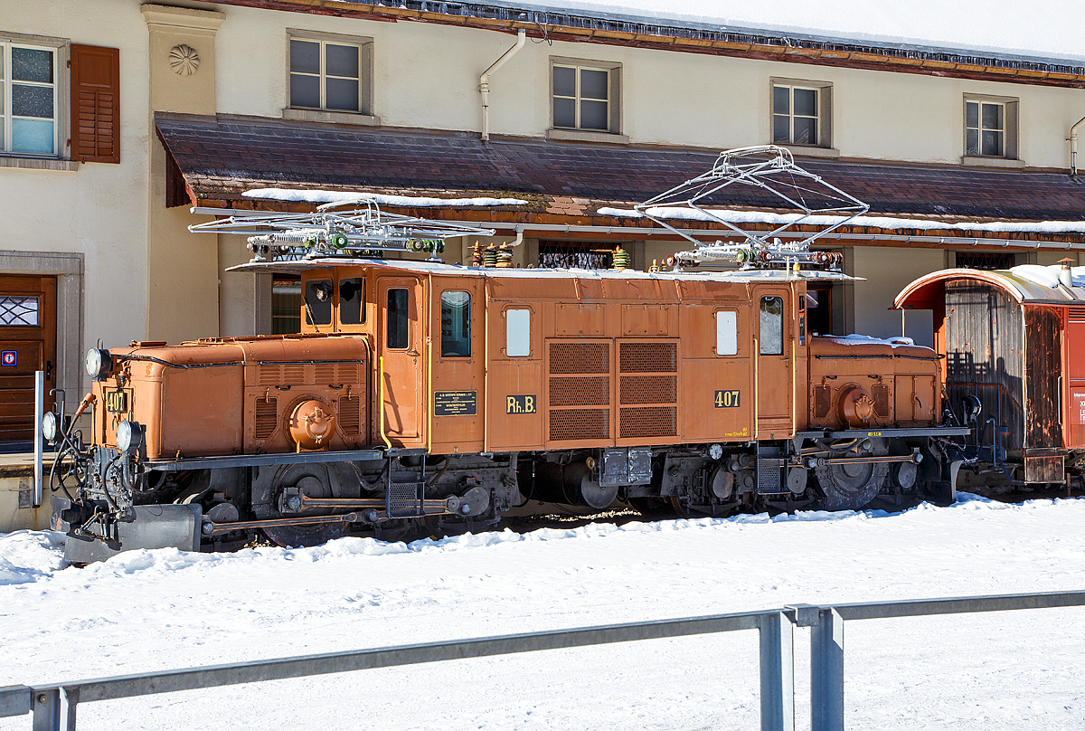 Das Rhtisches Krokodil 407 bzw. die RhB Ge 6/6 I 407 am 18.02.2017 vor dem Bahnmuseum Albula in Bergn (Bahnhof Bergn/Bravuogn).

Die Ge 6/6 I ist eine Elektrolokomotivbaureihe der Rhtischen Bahn (RhB). Wegen ihrer Form und Konstruktion – sie hneln den SBB-Krokodilen der Gotthardbahn – werden die C'C'-Lokomotiven von Eisenbahnfreunden auch Rhtisches Krokodil genannt, RhB-intern ist C-C die gelufige Bezeichnung.

Die Ge 6/6 I   Rh.B. 407 wurde 1922 von A.G. Brown, Boveri & Cie. (Nr. 1886), der Schweizerische Lokomotiv- und Maschinenfabrik Winterthur (Nr. 2889), sowie  der Maschinenfabrik Oerlikon gebaut.

Die fortschreitende Elektrifizierung des RhB Stammnetzes mit Einphasenwechselstrom (11 kV, 16 2/3 Hz) zwang die RhB Anfang der 20er Jahre des vergangenen Jahrhunderts zur Beschaffung leistungsfhiger Elektrolokomotiven.
1921 konnten die ersten sechs sechsachsigen Lokomotiven des Typs Ge 6/6 in Betrieb genommen werden. Diese Fahrzeuge, die seinerzeit als die leistungsstrksten Schmalspurlokomotiven der Welt galten, verdrngten schnell die Dampflokomotiven auf der Albulalinie. 1924 konnten vier, 1925 weitere zwei und schlielich 1929 nochmals drei Lokomotiven dieses Types in Dienst gestellt werden.
Mit Auslieferung der Ge 4/4 I und Ge 6/6 II wurden die als Rhtisches Krokodil bekannten Ge 6/6 I in den Gterzugdienst abgeschoben. Dennoch prgten diese Fahrzeuge ber Jahrzehnte das Bild der RhB und gelten daher bei vielen Fans noch heute als die RhB-Lokomotive schlechthin.
Erst mit Verfgbarkeit der zweiten Serie der Ge 4/4 II wurde ein Groteil der Krokodile entbehrlich. Nur noch drei Exemplare verblieben auf dem Netz der RhB und stehen noch heute hauptschlich fr Sonderfahrten zur Verfgung.

Das eine oder andere RhB Krokodil blieb der Nachwelt als Denkmallokomotive erhalten. Lok 402 ist seit 1985 im Verkehrshaus der Schweiz in Luzern ausgestellt. Die Nummer 407 stand viele Jahre lang vor einem Zrcher Bankhaus. Sie wurde jedoch wieder nach Graubnden verfrachtet und steht heute auf einem Denkmal in der Nhe des Bahnhofs Bergn. Lok 406 wurde 1984 auf dem ehemaligen ABB Areal in Zrich Oerlikon aufgestellt und spter im Werk Pratteln ausgestellt. Dieses uerlich sehr gut erhaltene Exemplar ist leider nicht der ffentlichkeit zugnglich. Nummer 413 wurde 1996 verschrottet. Nach einem Rangierunfall wurde die Ge 6/6 411 zusammen mit dem Salonwagen As 1154 im Juni 2001 an das Deutsche Museum in Mnchen abgegeben.


TECHNISCHE DATEN der RhB Ge 6/6 I (Rhtisches Krokodil):
Betriebsnummern: 401 - 415
Hersteller - Kasten und Drehgestelle: SLM
Hersteller  - Elektrik: BBC, MFO
Inbetriebsetzung: 1921 - 29
Anzahl Fahrzeuge: 15 (betriebsfhig 2, erhalten 6)
Spurweite: 1.000 mm
Achsanordnung: C'C'
Lnge ber Puffer: 13.300 mm
Breite: 2.650 mm
Drehzapfenabstand: 5.670 mm
Achsabstand im Drehgestell: 3.275 mm
Triebraddurchmesser (neu): 1.070 mm
Dienstgewicht:  65,9 t
Hchstgeschwindigkeit: 55 km/h
Anzahl Fahrmotoren: 2 vom Typ ELM 86/12
Getriebebersetzung: 1 : 4,134
Max. Leistung am Rad: 940 kW
Stundenleistung:  794 kW (1076 PS)
Max. Zugkraft am Rad: 195 kN
Dauerzugkraft am Rad: 115 kN
Anhngelast: bei 45 ‰ 160 t / bei 35 ‰ 220 t
Fahrleitungsspannung: 11 kV, AC 16,7 Hz