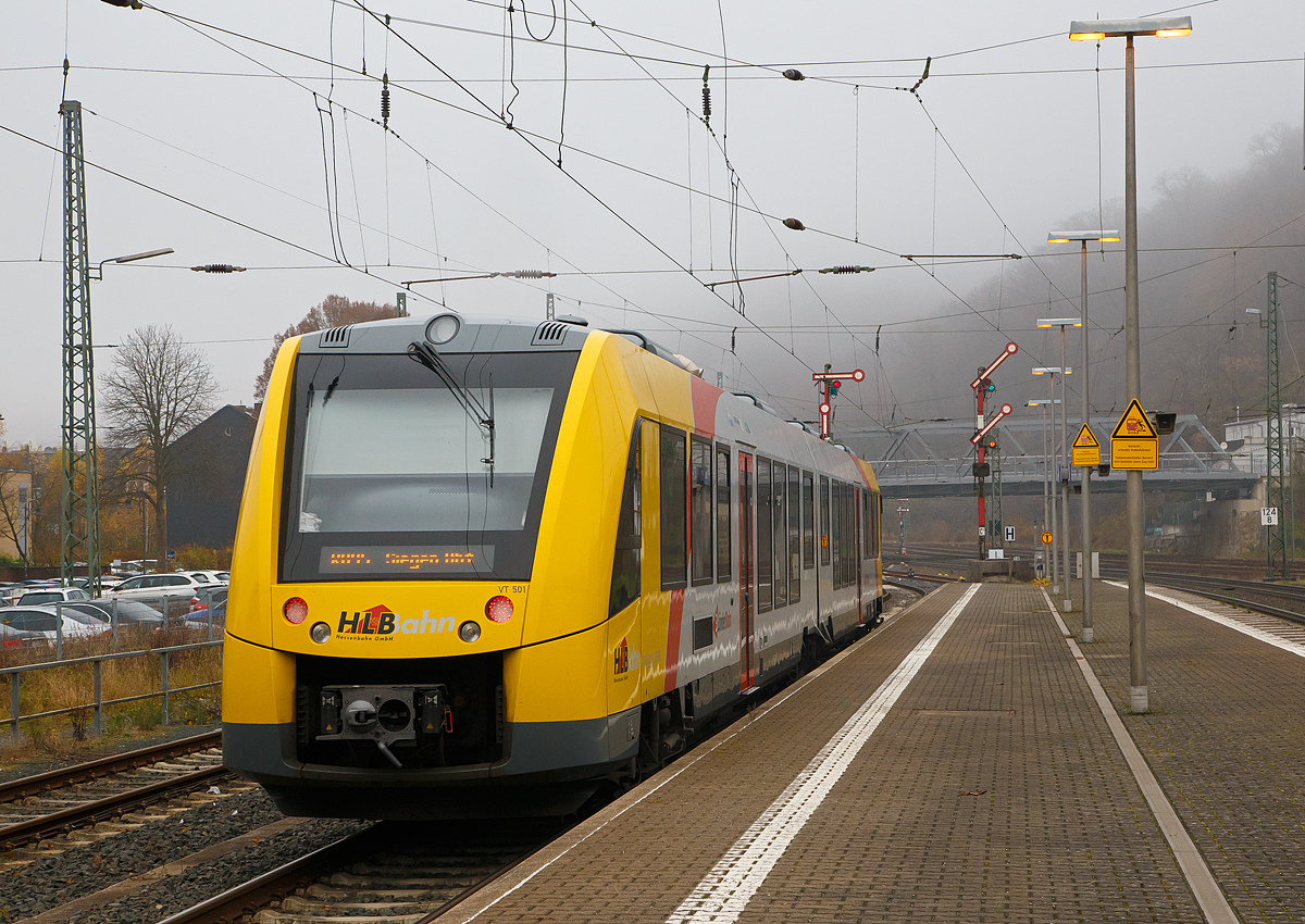 Das Signal steht auf Signal Hp 2 „Langsamfahrt“ so fhrt nun der VT 501 (95 80 1648 101-1 D-HEB / 95 80 1648 601-0 D-HEB) ein Dieseltriebzug vom Typ Alstom Coradia LINT 41 der neuen Generation, der HLB (Hessische Landesbahn GmbH am 20.03.2021, als RB 95  Sieg-Dill-Bahn  Dillenburg – Siegen, vom Bahnhof Dillenburg in Richtung Siegen los. Hier in Dillenburg ist es sehr nebelig, wenn er den Rudersdorfer Tunnel durchfahren hat ist es klar und sonnig.