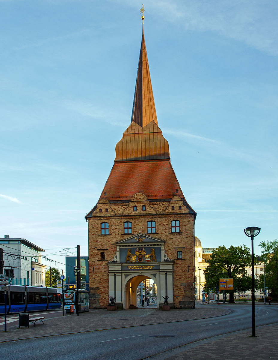 Das Steintor in der Hansestadt Rostock am 14.05.2022.

Das Steintor in seiner heutigen Form ist ein 1574 bis 1577 im Renaissance-Baustil errichtetes Tor im Süden der historischen Rostocker Stadtbefestigung. Es ersetzte das 1566 geschleifte ältere Tor. Neben dem Kröpeliner Tor, dem Petritor und dem Mühlentor gehörte das Steintor zu den vier Haupttoren der Stadt Rostock.
