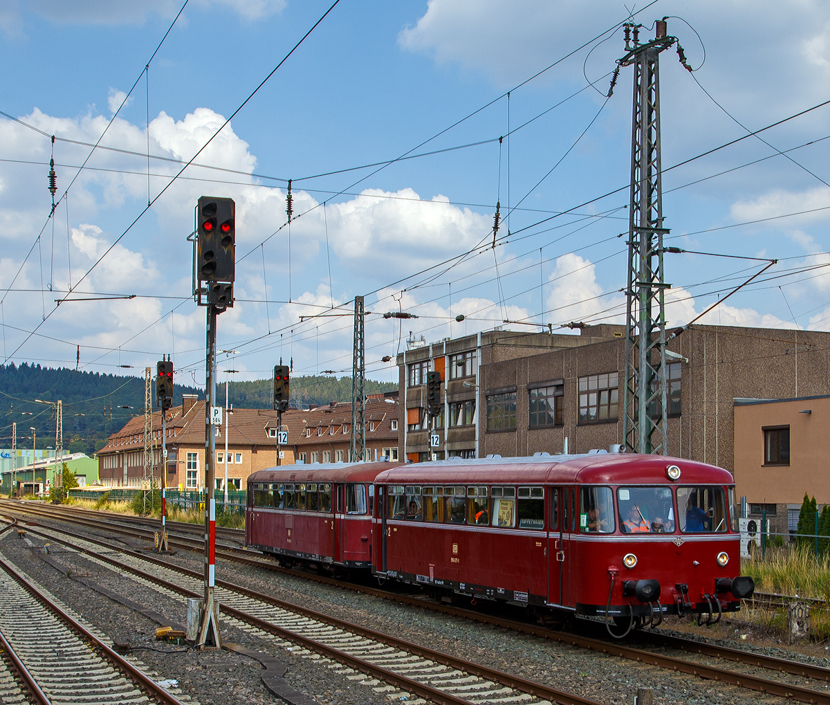 
Das Südwestfälisches Eisenbahnmuseum in Siegen hatte das bekannte alljährliche Lokschuppenfest (24. u. 25.08.2019), anlässlich dieses fanden Schienenbus Pendelfahrten zwischen Siegen und Kreuztal statt. Hier fährt am 25.08.2019 die zweiteilige Uerdinger-Schienenbus-Garnitur der OEF - Oberhessische Eisenbahnfreunde e.V. aus Gießen durch Siegen-Geisweid.

Vorne der Steuerwagen VS 996 677-1 (95 80 0996 677-0 D-OEF), ex DB 996 677-1, ex DB 998 677-9, ex DB VS 98 077 und dahinter der VT 798 829-8 (95 80 0798 829-7 D-OEF), ex DB 798 829-8, ex DB VT 98 9829.

Der VS wurde 1959 von der Waggonfabrik Uerdingen AG in Krefeld-Uerdingen unter der Fabriknummer 66518 gebaut, der VT wurde 1962 von MAN in Nürnberg unter der Fabriknummer 146611 gebaut.
