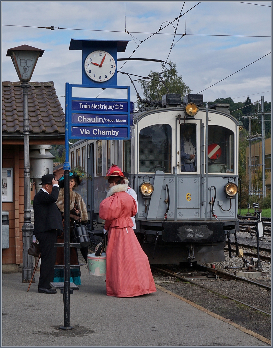 Das traditionelle Themen Septemberwochende stand dieses Jahr unter dem Motto  La Belle Epoque . Grund genug, nicht nur die Museumsfahrzeuge etwas genauer zu betrachen... Der MCM BCFe 4/4 N° 6 wartet in Blonay auf die Abfahrt nach Chaulin. 17. Sept. 2017
