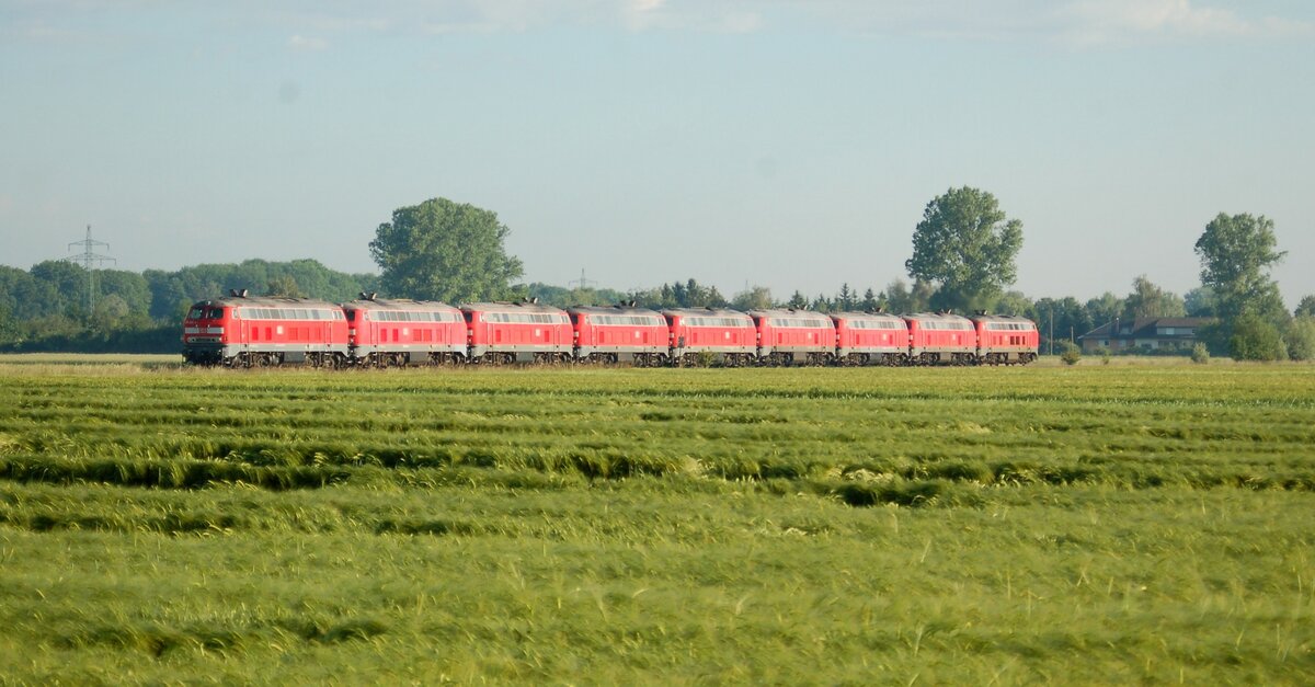 Das traurige Ende: 218 214 zieht einen Lokzug mit 218 bei Altenstadt aus dem Illertal ins Ruhrgebiet zur Verschrottung. Es sind hinter der Zuglok: 218 153; -201; -202; -203; -205; -219; 223 und -224.