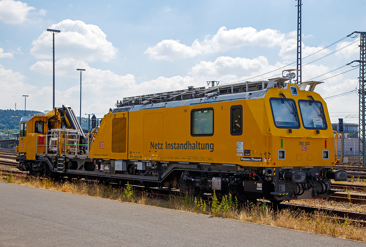 
Das Tunnelinspektionsfahrzeug TIF 705 102 (Schweres Nebenfahrzeug Nr.99 80 9 146 002-7 D-DB) ist am 07.07.2018 beim ICE-Bahnhof Montabaur abgestellt.

Das TIF 705 102 wurde 2016 von Plasser & Theurer in Linz (A) unter der Fabriknummer 6359 gebaut, und erstmals auf der InnoTrans 2016  in Berlin der Öffentlichkeit präsentiert. 

Diese TIF der BR 705.1, eine neue Generation von Instandhaltungsfahrzeugen der DB Netz AG die von Plasser & Theurer entwickelt und gebaut werden, sie werden auch als Multifunktionales Instandhaltungsfahrzeug (MISS) bezeichnet. Grundgedanke für diese Fahrzeuge ist ein Einsatz über die verschiedenen Gewerke hinaus, dass heißt, dass die Fahrzeuge zum einen als herkömmliche Gleisarbeitsfahrzeuge, andererseits aber auch für die Tunnelinstandhaltung (TIF) und als Schneeräumfahrzeug Verwendung finden. Einige der Fahrzeuge werden auch mit ECTS ausgestattet, um auch Aufgaben der Streckeninstandhaltung auf der neuen Schnellfahrstrecken zu können. 
Das Tunnel-Inspektionsfahrzeug TIF verfügt über insgesamt drei Kräne deren Reichweite bis zu 14,5 m beträgt. Die geräumige, elastisch gelagerte und schallisolierte Kabine hat ein begehbares Dach mit ausfahrbarem Geländer.
 
Technische Daten: 
Spurweite: 1.435 mm
Länge über Puffer:  23.000 mm  
Drehzapfenabstand:  15.400 mm  
Achsstand im Drehgestell: 2.500 mm  
Lauf- und Treibraddurchmesser: 920 mm
Eigengewicht:  76,5 t
Nutzlast: 1,5 t
Bremse  KB C-KE-PR-H mZ (D) 130 t P 80 t
Höchstgeschwindigkeit  140 km/h 
Anhängelast: 50 t 
Zur Mitfahrt zugel. Personenanzahl: 10 
Kleinster befahrbarer Gleisbogen: R=150m
Zul. Streckenkasse: C2 oder höher
Sonstiges: Einsatz auf Steilstrecken genehmigt