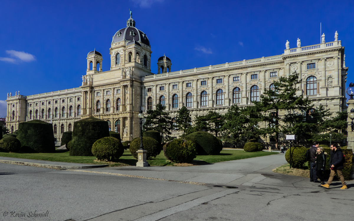 Das <u><a href= http://www.nhm-wien.ac.at/  target= _blank >Naturhistorische Museum</a></u> am Maria-Theresien-Platz in Wien wurde nach Entwürfen von Gottfried Semper und Karl von Hasenauer im historistischen Stil errichtet und im Jahr 1889 eröffnet. (08.03.2017)