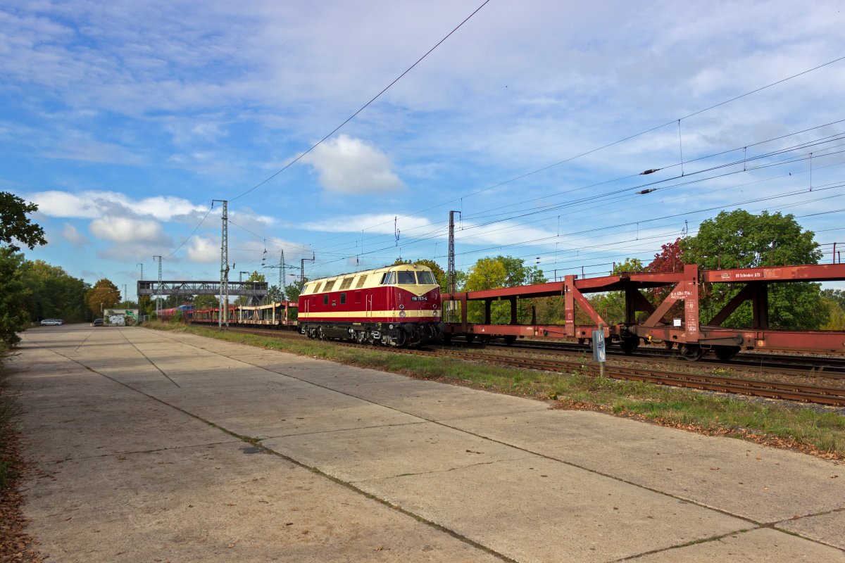Das Unternehmen PRESS setzt nicht nur Lokomotiven im blauen Unternehmenslack ein, sondern hat auch die sehr sch�n im Zustand der Reichsbahn restaurierte 118 757 im Bestand. Hier durchf�hrt die Lok am 13.10.2020 Saarmund.
