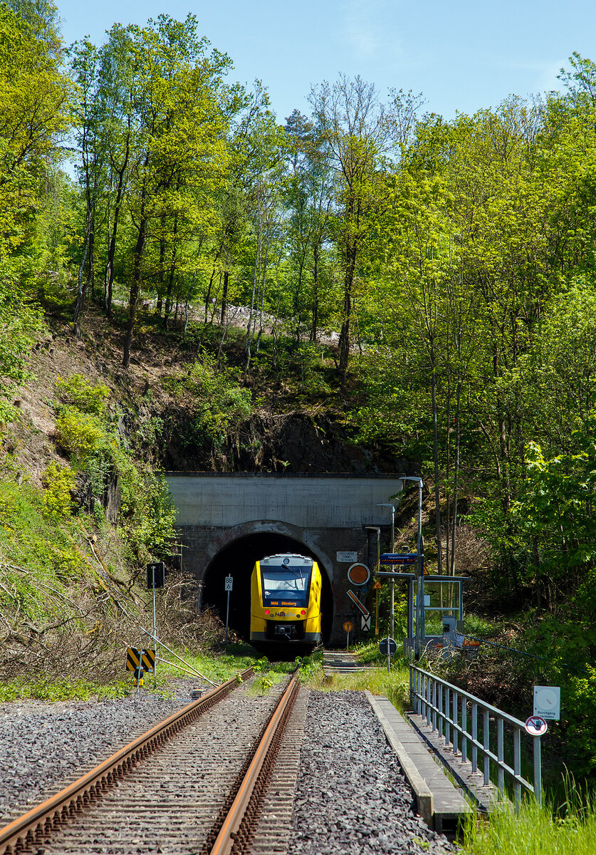 Das Vorsignale (Vr) zeigt Signal Vr 2 „Langsamfahrt erwarten“...
Nun verlässt am 19.05.2023 der VT 502 (95 80 1648 102-9 D-HEB / 95 80 1648 602-8 D-HEB) ein Alstom Coradia LINT 41 der neuen Generation der HLB (Hessische Landesbahn GmbH), als RB 96  Hellertalbahn  nach Dillenburg, den Haltepunkt Königsstollen und fährt durch den 137 m langen Herdorfer Tunnel. Nächster Halt ist dann der Bahnhof Herdorf.