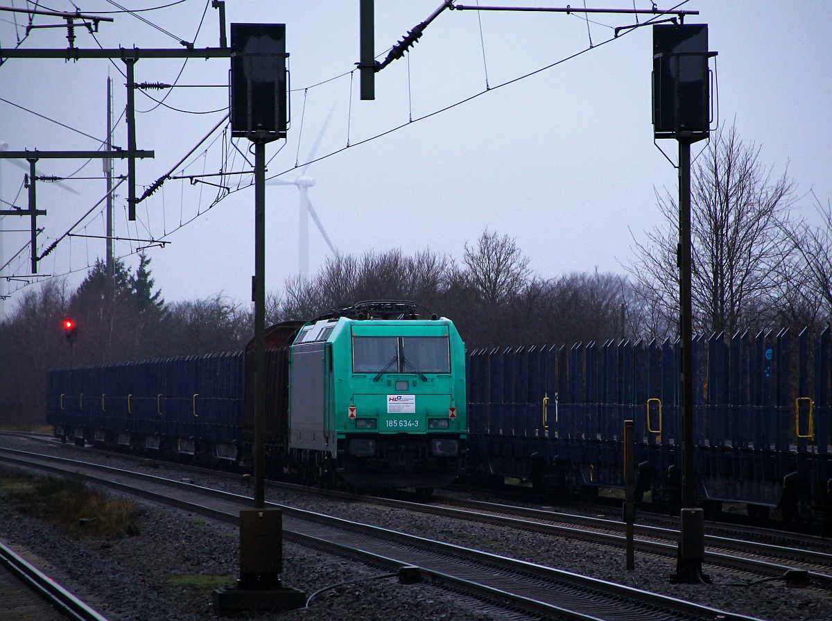 Das Wetter war wenig berauschend trotzdem fuhr ich nach Jübek und traf dort auf die HLG(Holzlogisitk&Güterbahn, Bebra)185 634-5 die dort zusammen mit 25 Spns5 Wagen abgestellt stand. Jübek 09.12.2013