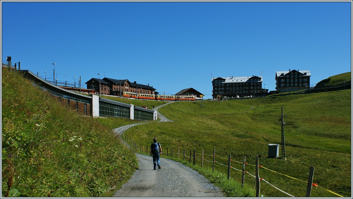 Das Ziel fest im Auge luft der Wanderer auf die kleine Scheidegg zu.
(21.08.2013)
