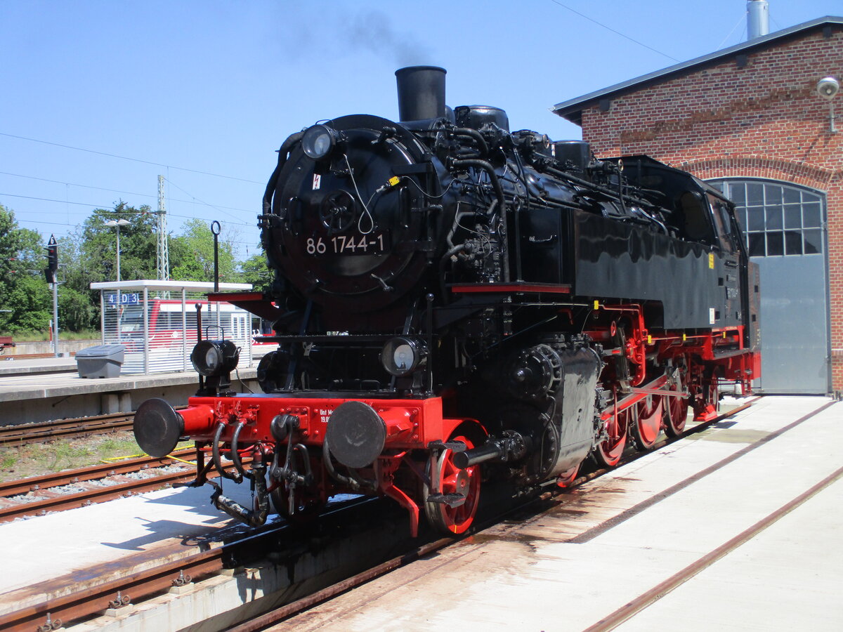 Das Zug-und Lokpersonal hatte sich zur wohlverdienten Mittagspause zurück gezogen und ich konnte die 86 1744,am 14.Juni 2025,in Bergen/Rügen ungestört fotografieren.