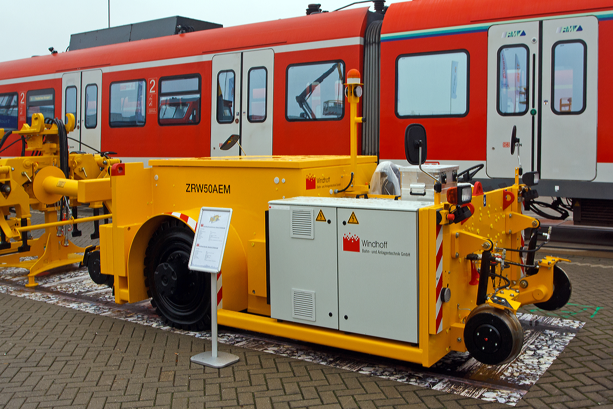 
Das Zwei-Wege-Rangierfahrzeuge Windhoff ZRW 50 AEM (Akku-Elektrischem Antrieb) hier am 26.09.2014 präsentiert auf der Inno Trans 2014 in Berlin.

Die Windhoff Zwei-Wege-Rangierfahrzeuge (ZRW) werden seit dem Jahr 1993 hergestellt. Sie wurden speziell für innerbetriebliche Rangieranwendungen für Werkstätten, Industrie, Werk- und Hafenbahnen entwickelt. Ferner können sie für Rangieraufgaben im Zusammenhang mit Unterflurdrehbänken (UFD) oder Waschanlagen benutzt werden. Die ZRW sind als emissionsfreie Akkufahrzeuge (AEM), Dieselfahrzeuge (DH) oder Akku/Diesel-Hybrid (DAE) lieferbar.

Die neue Modellreihe versteht sich als technische Weiterentwicklung der bewährten ZRW Vorgängermodelle. Die Auslegung der Windhoff Fahrzeuge orientiert sich an robusten Schienenfahrzeugen, nicht an umgebauten Straßenfahrzeugen. Eisenbahnspezifische Anforderungen an Dauerfestigkeit, Rahmenstabilität (z.B. Pufferstoß), Kuppelsysteme, Spurführung, Kompressoranlage, Funksysteme, Entgleisungssicherheit usw. wurden bei der Entwicklung berücksichtigt.

Technische Daten ZRW 50 AEM:
Spurweiten: 1.435 mm (1.000 mm bis 1.600 mm lieferbar)
Zugkraft: 50 kN (bei Nässe 34 kN)
Anhängelast: bis 1.000 t 
Dienstgewicht: 12.000 kg
Länge:.2.000mm / Breite: 1.900 mm / Höhe: 2.000 mm
Geschwindigkeit: stufenlos regelbar  0 bis 8 km/h
Antriebsmotor: drehzahlgeregelter AC-Motor
Leistung: 35 kW (Nenn) bzw. 70 kW (Spitzenleistung)
Batterie: 80 V / 1000 Ah
Optional ist auch eine Funkfernsteuerung lieferbar
